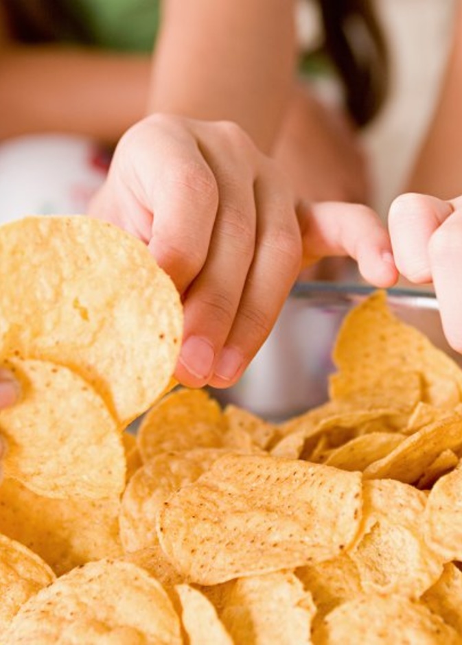 طرق معالجة إدمان الأطفال على الشيبسي والمقرمشات