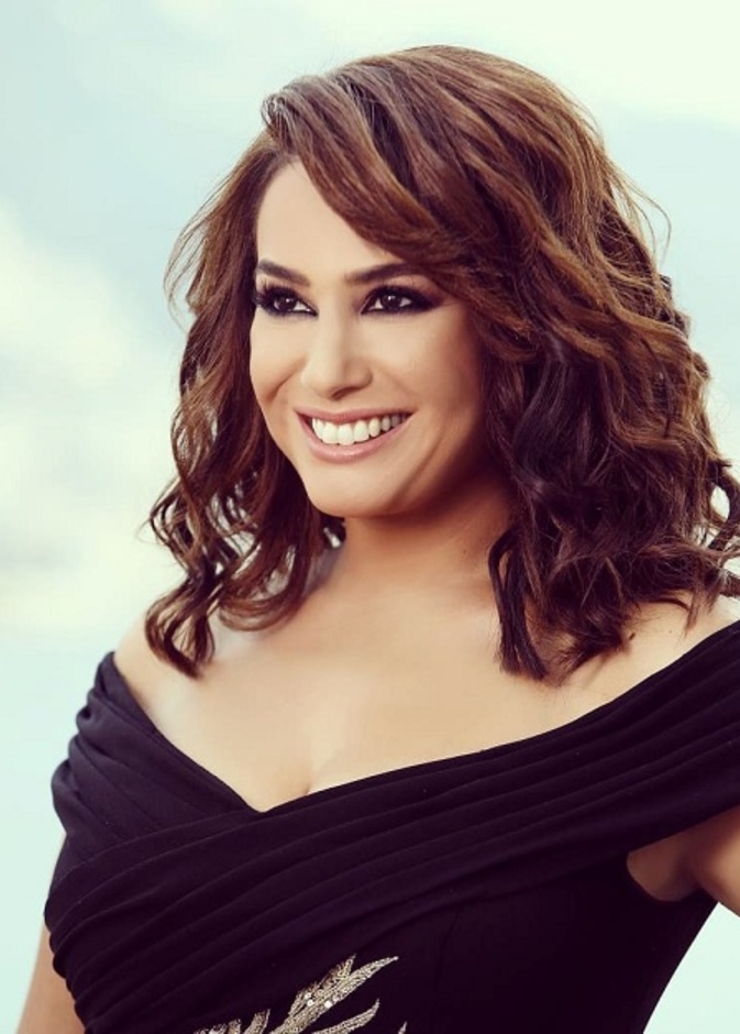 هند صبري تألقت بالمكياج السموكي