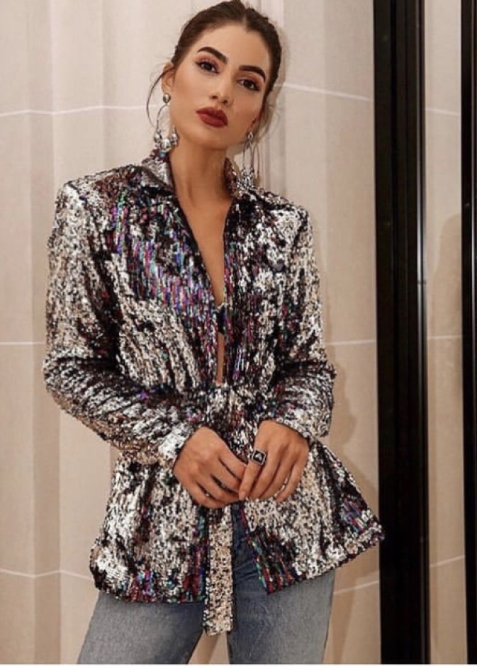  Amber Heard في احدى اطلالاتها الرسمية متألقة ببدلة ترتر سوداء