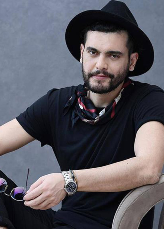 أسلوب شبابي باللون الأسود مع لمسات مميّزة بالاكسسوارات الجذابة