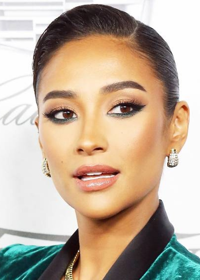 أجمل صيحات الآيلاينر هذا العام بأسلوب جيجي حديد