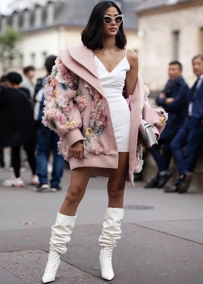 Slouch boots مع فستان قصير ومعطف ضخم ستايل oversized