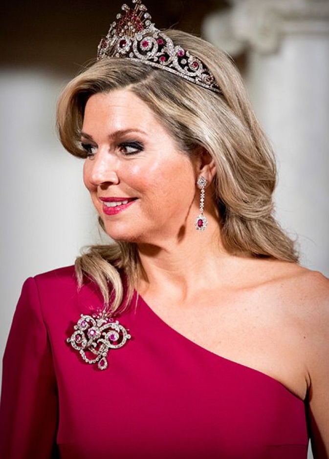 الملكة اليزابيث ترتدي بروش The Greville Scroll Brooch