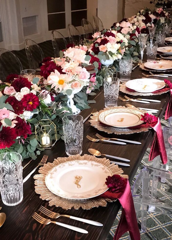 طاولات الزفاف مزينة بثيم الزفاف باللون النبيتي