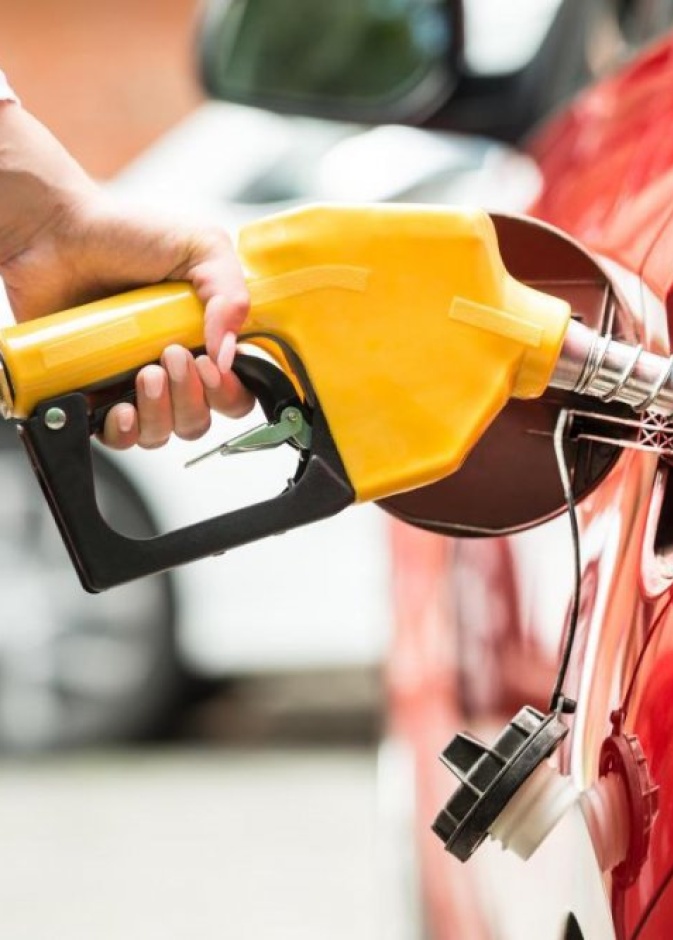 حدد موقع أنبوب أو خرطوم تفريغ الوقود في داخل السيارة ويمكنك القيام بذلك بالاستعانة بدليل