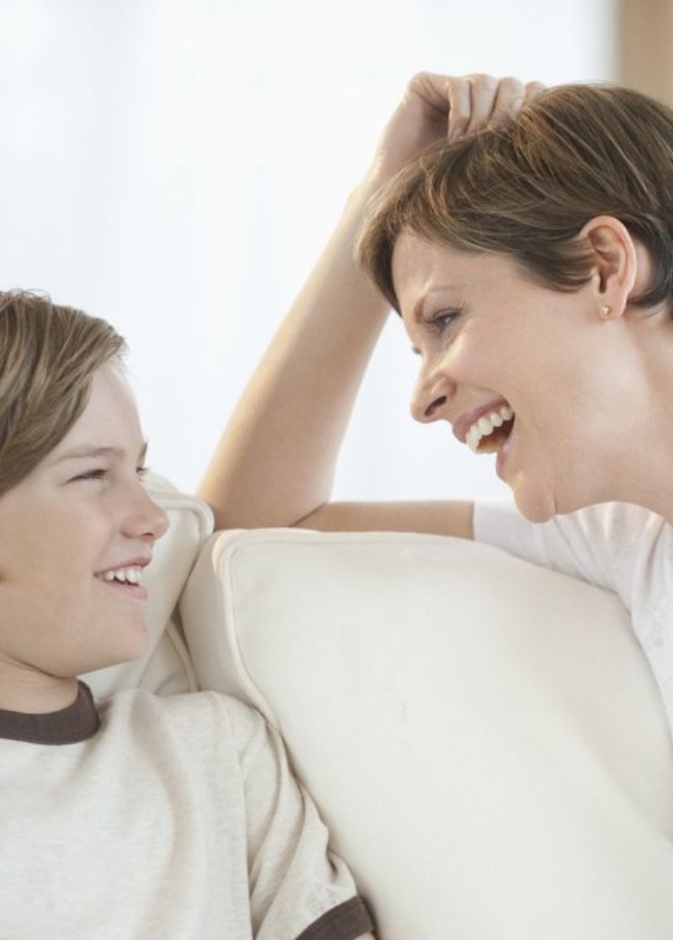 كيف تتحدث الأم مع ابنها عن البلوغ وهل يجب أن يتدخل الأب