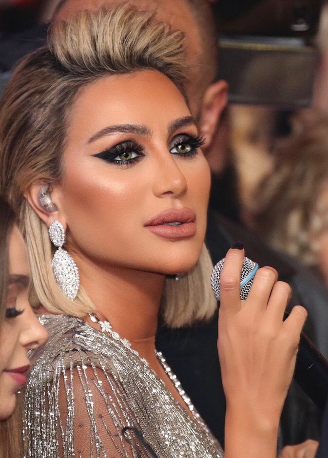 نوال الزغبي بالمكياج الذهبي