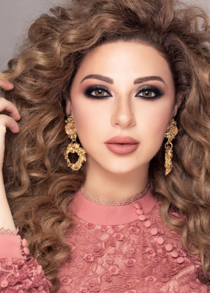 تسريحات شعر كيرلي منسدلة على طريقة ميريام فارس