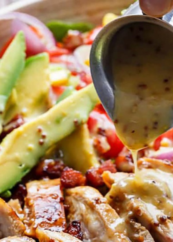 تتبيلة السلطة تعتمد على مكونات السلطة وما يناسبها من نكهات.