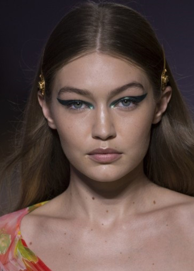  رسمات الآيلاينر المجنحة‎ ‎في عرض فرساتشي ‏Versace