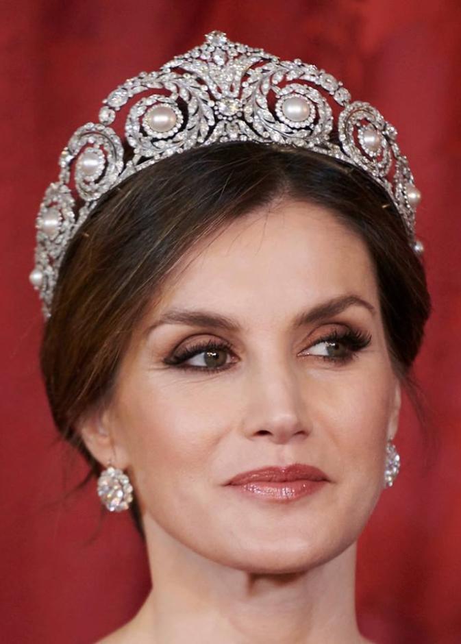 الملكة اليزابيث ترتدي تاج Vladimir Tiara.