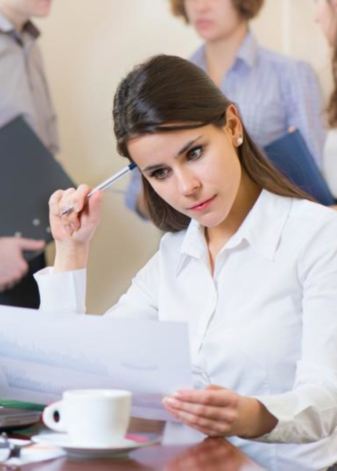 كيف تتعامل المرأة مع زملاء العمل الحاقدين