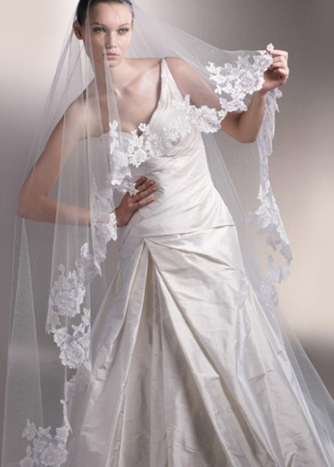 الطرحة الخليجية تتميز بطولها الى اسفل الجسم