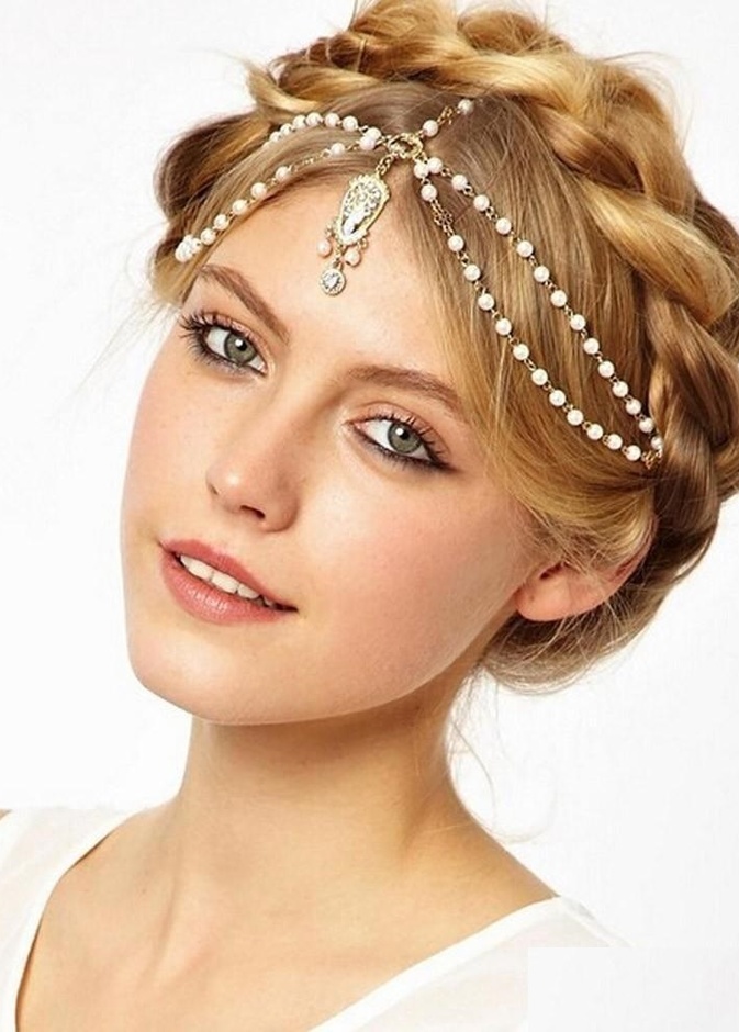 الاكسسوارات الكريستالية تزيد التسريحة أناقة