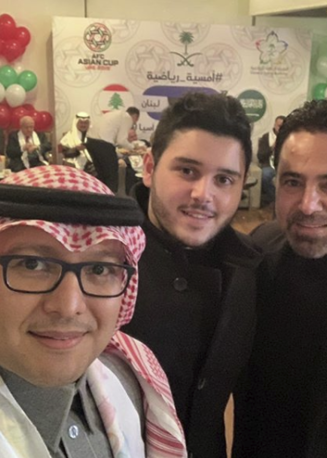 وليد بخاري سفير المملكة في لبنان مع عاصي الحلاني وابنه لمتابعة مباراة السعودية ولبنان 