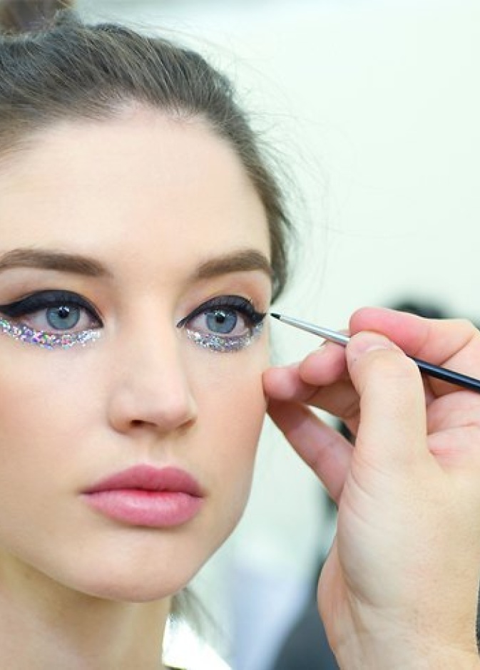 مكياج عروس باللون الجليتر الفضي 