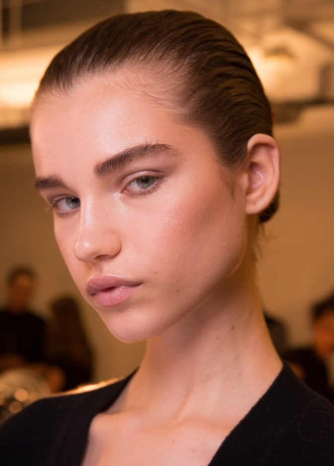 البلاشر الترابي بشكل أفقي لشتاء 2019 من Alexander Wang