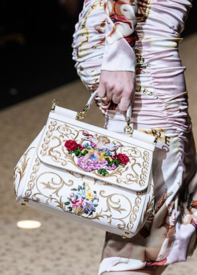 الحقائب المطرزة‎ ‎الكبيرة ‏والبيضاء من Fendi