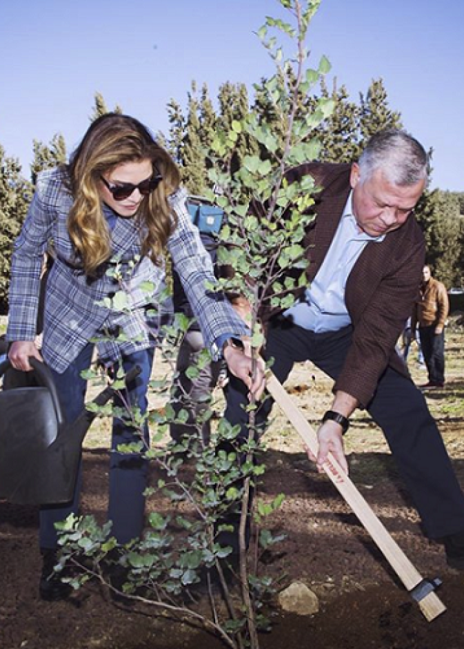 الملك عبدالله والملكة رانيا يتشاركان بغرس الأشجار بمناسبة يوم الشجرة أمس