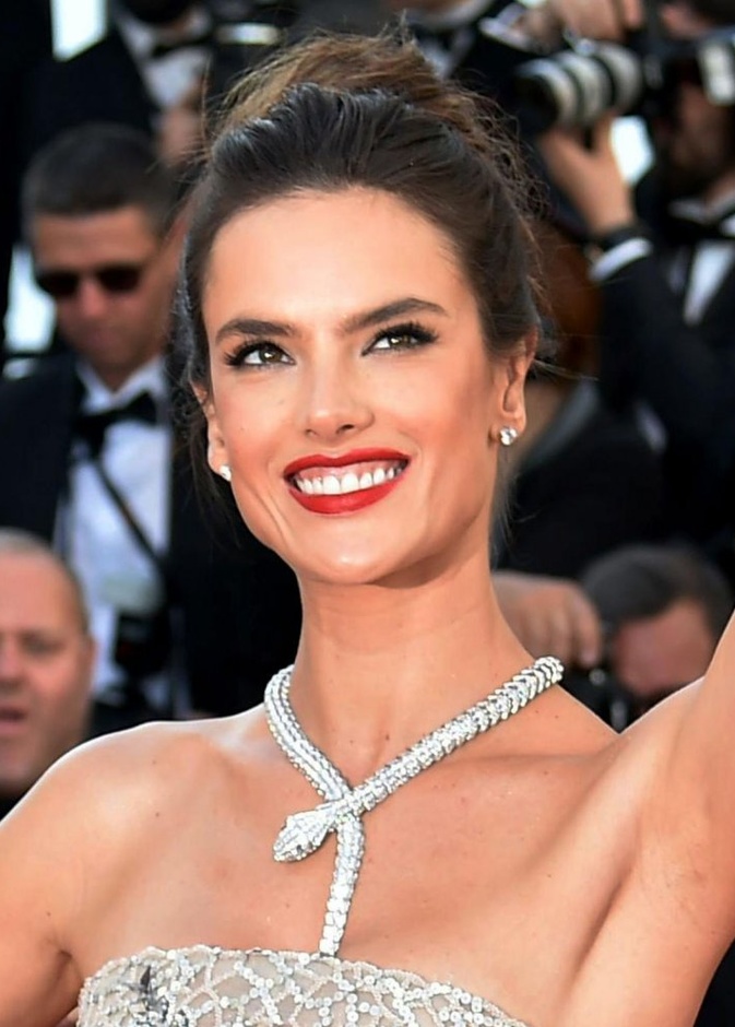 بيلا حديد ترتدي عقد الماس من بولغاري Bulgari