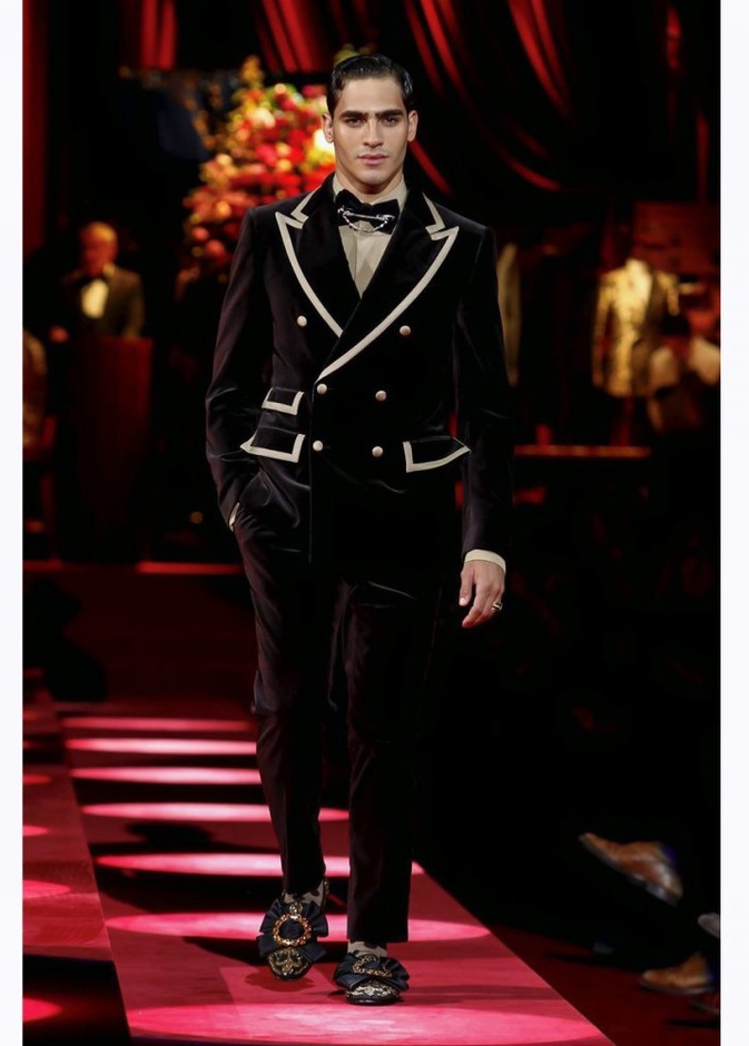 بدلات رسمية مع الخطوط البيضاء المقلمة من اختيار MSGM