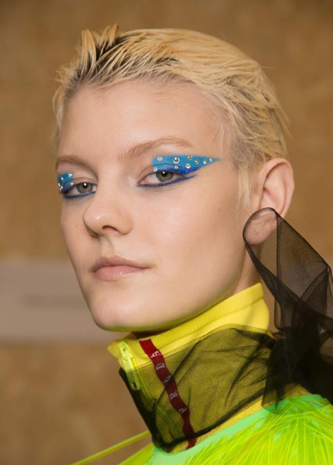 تدرجات الظلال الصفراء على الجفون العليا للعينين