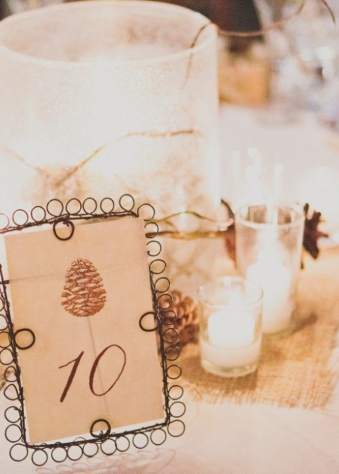 افكار لزينة الطاولات من اكواز الصنوبر