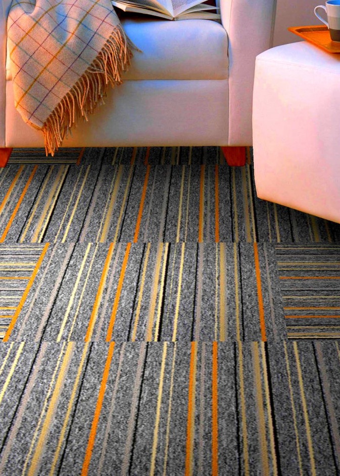 موكيت بألوان الأحمر والبرتقالي الجريء تنسجم مع دهانات الحوائط.