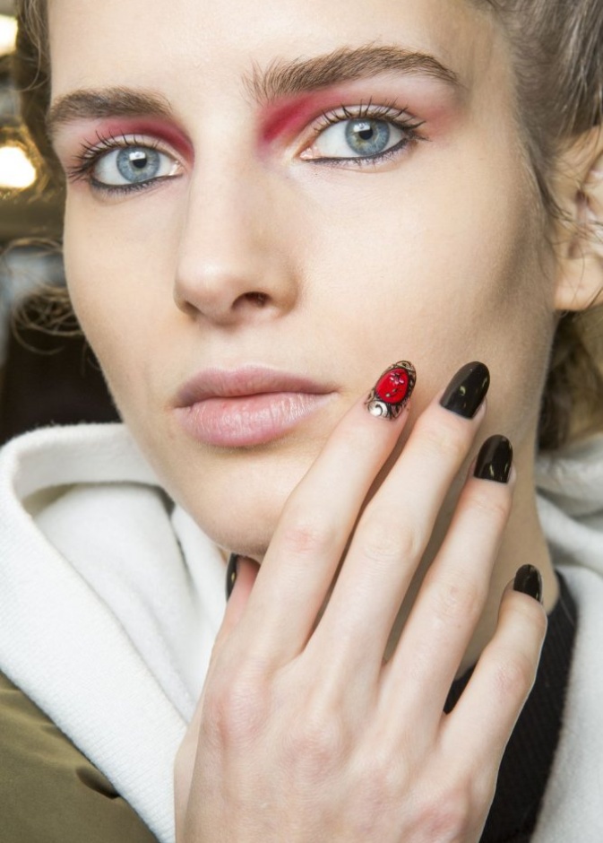 رسمات مناكير براقة وغريبة من Cushnie Et Ochs