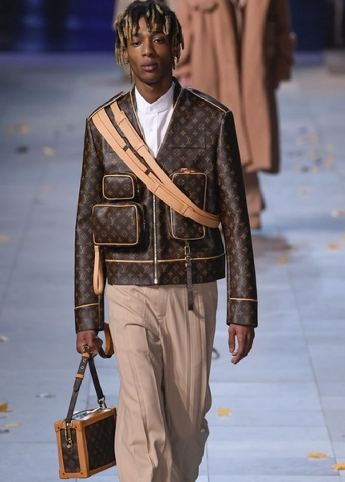 بدلات رسمية سوداء من ‏ فالنتينو ‏Valentino