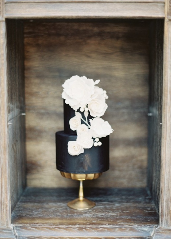 تصاميم كثيرة لكعكات الزفاف السوداء