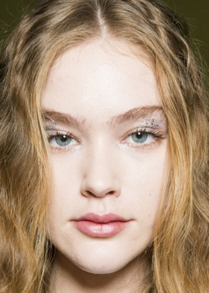 صيحة الغليتر الجريء على الجفون العليا من Carmen Marc Valvo