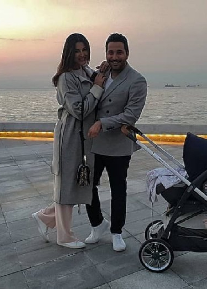 وسام بريدي وزوجته ريم بنزهة مع طفلتهما بيلا ماريا على شواطئ لبنان