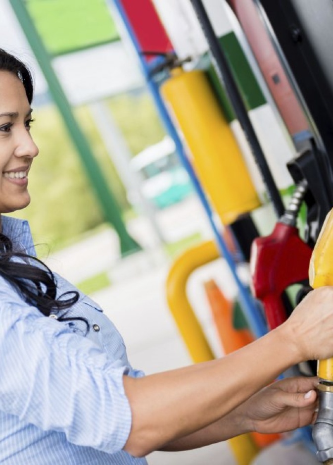 احرصي دائما على إغلاق محرك سيارتك أثناء عملية تزويد السيارة بالوقود