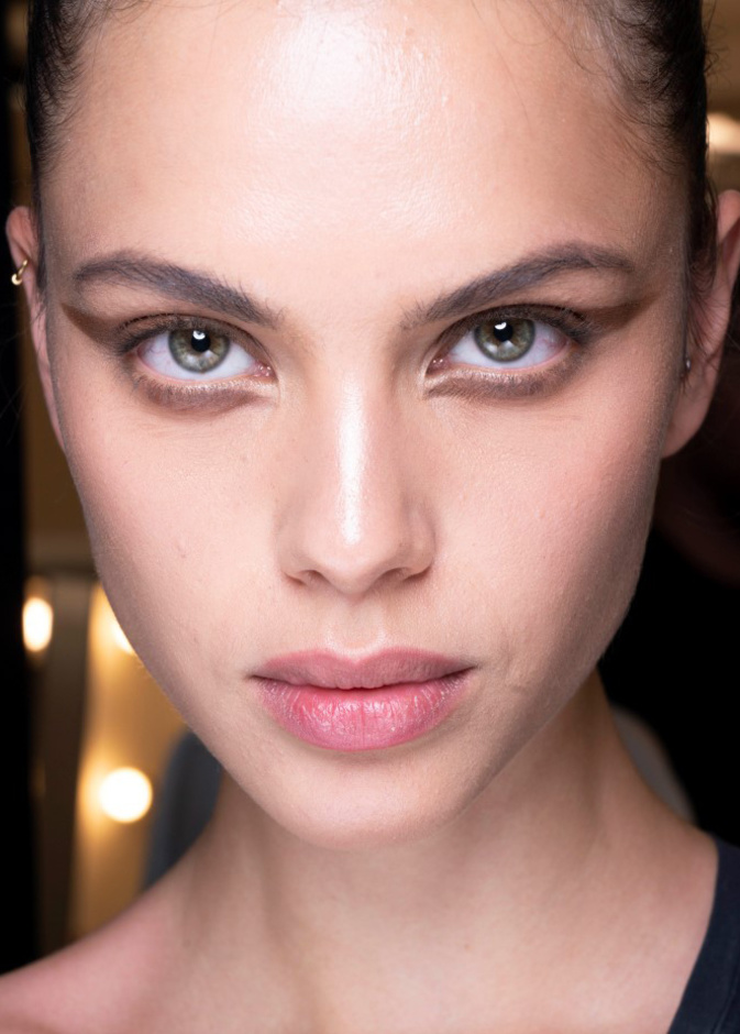 الآيلاينر السائل والمات باللون البني على طريقة دار ‏Burberry