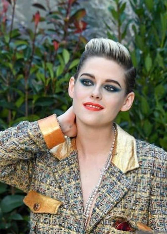 كريستين ستيوارت في عرض شانيل هوت كوتور في باريس اليوم 