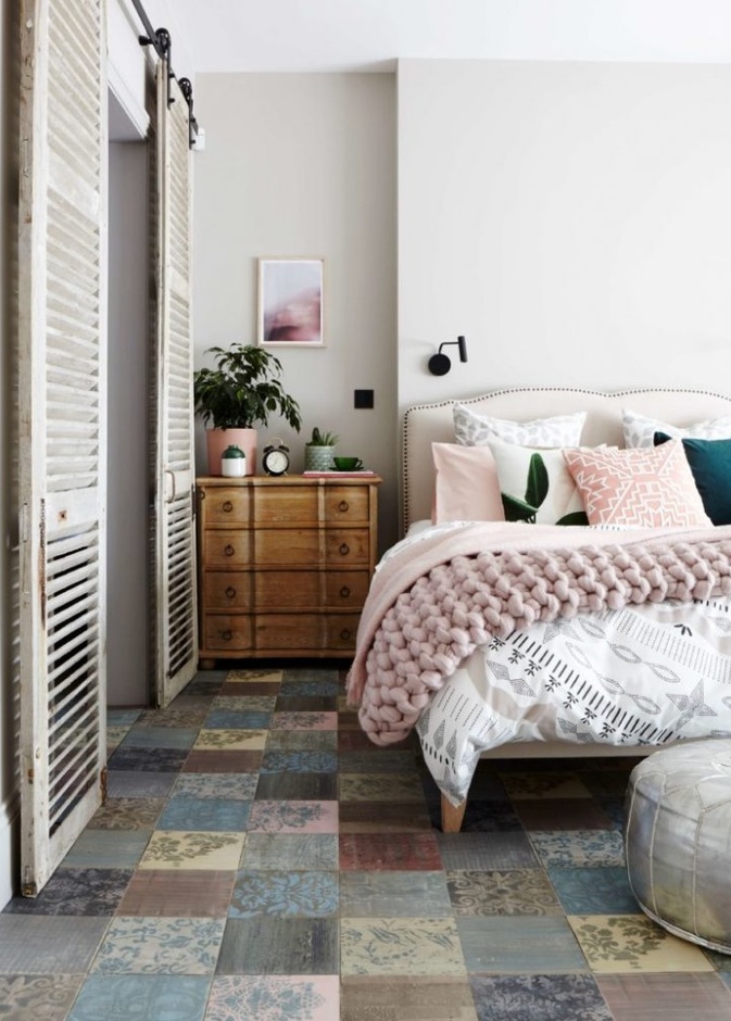 أرضية غرفة نوم بشكل خلية نحل وبألوان الباستيل