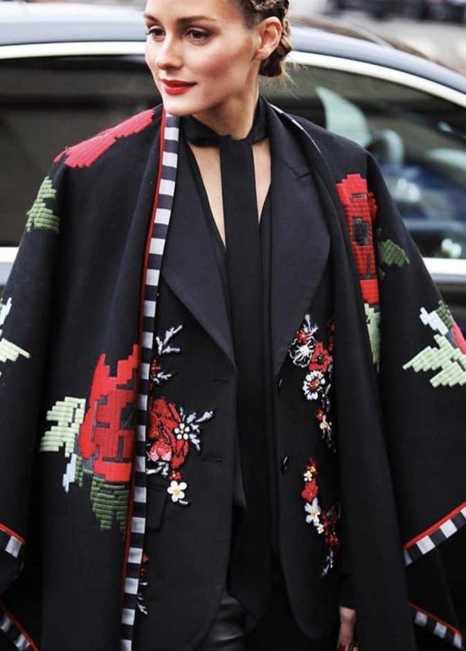 أوليفيا باليرمو أثناء توجهها لحضور عرض أزياء إيلي صعب في باريس 