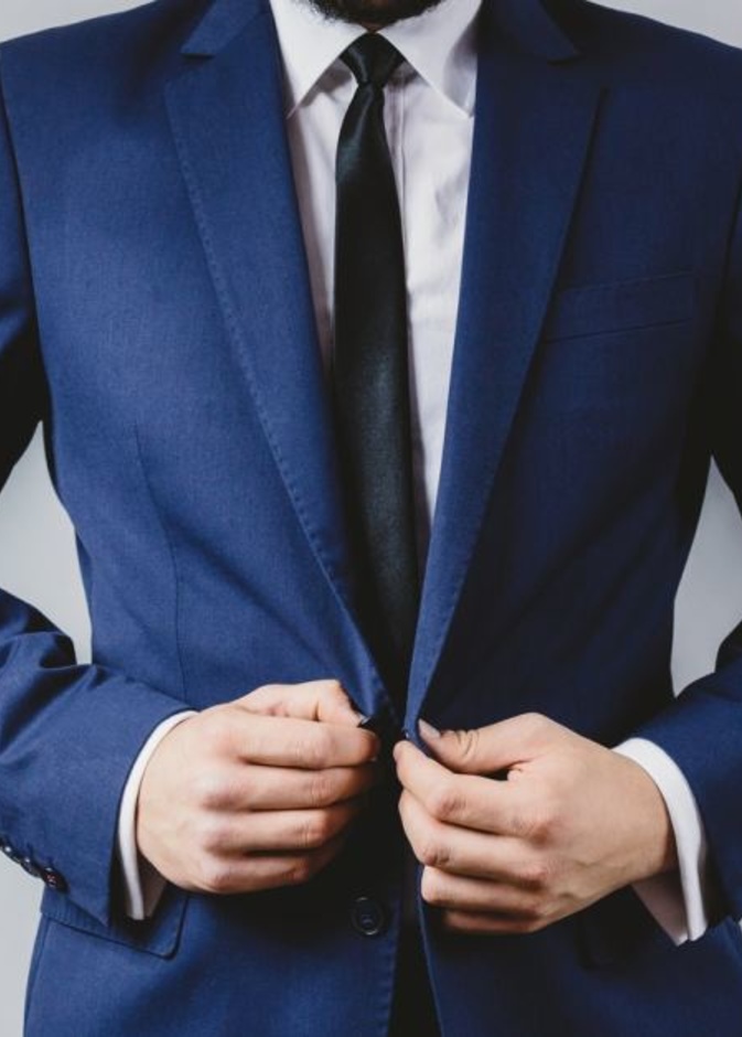 غالباً ما نراه بالبدلة الرسمية لأنه يثق بأن الظهور بمظهر أنيق سيسمح له التقدّم بالعمل