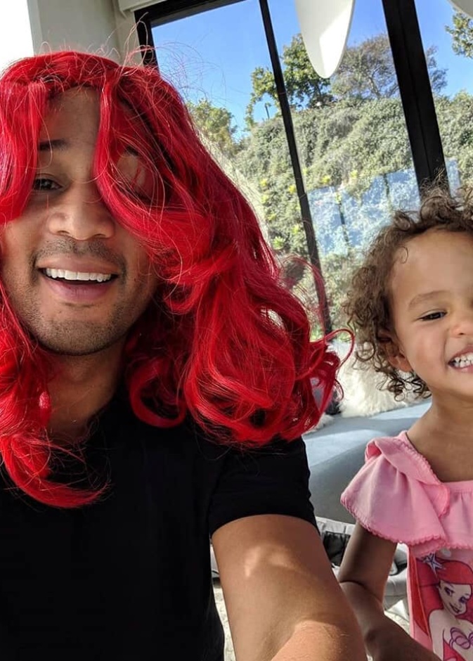 النجم جون ليجند يتزين بشعر الحورية Ariel ليسعد ابنته الصغيرة