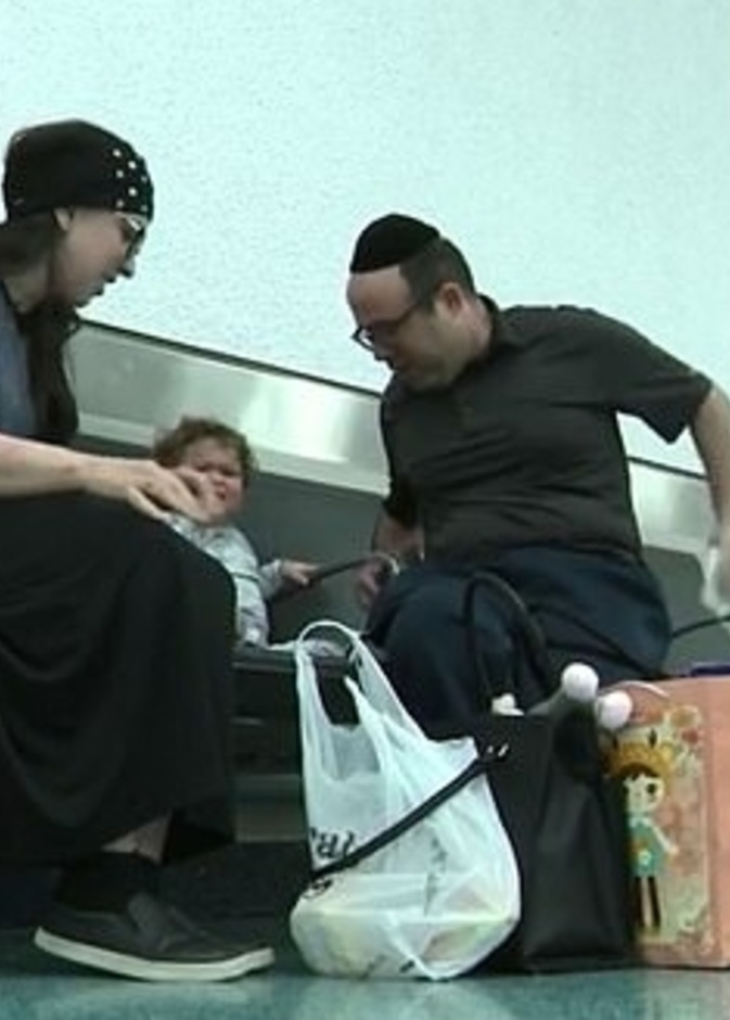 طرد عائلة أمريكية من رحلة طيران بسبب رائحتهم