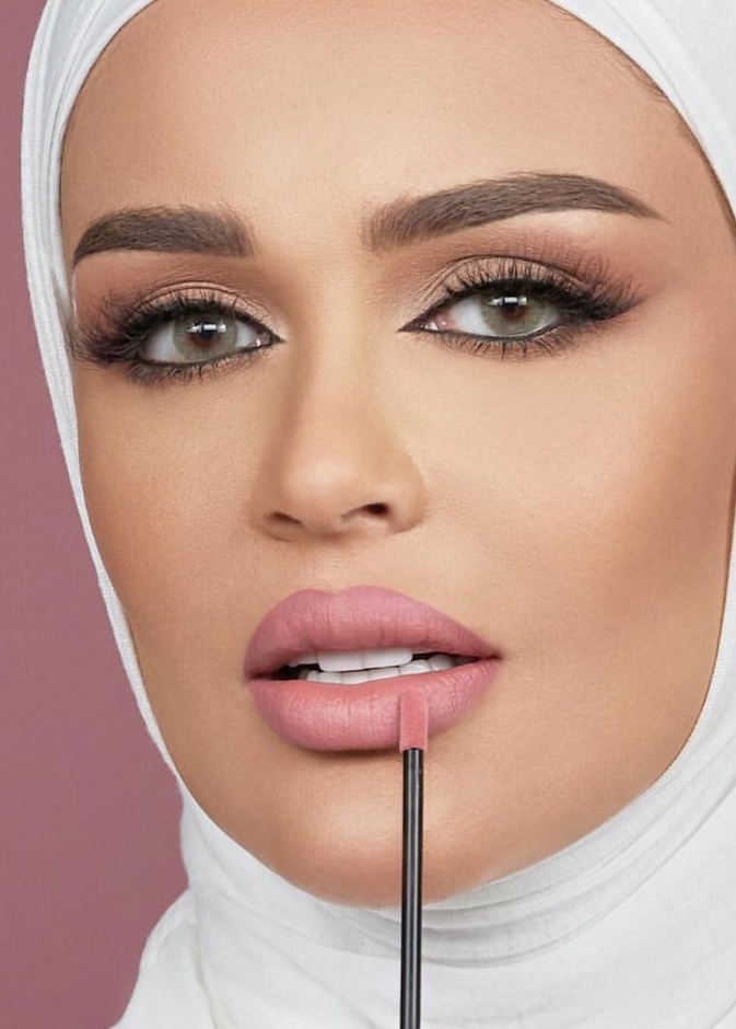 أحمر الشفاه الزهري اللماع مع الآيلاينر الرفيع للمرأة المحجبة