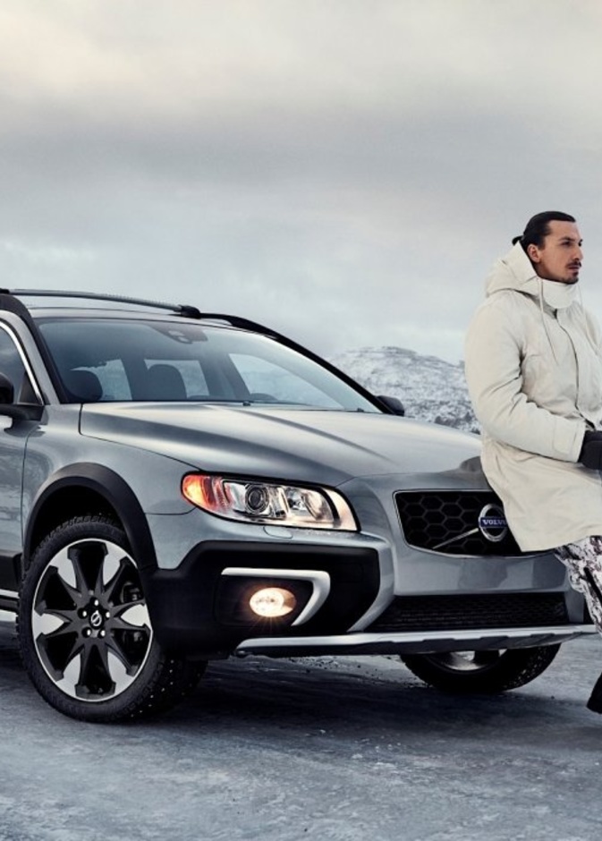 زلاتان إبراهيموفيتش من محبي سيارات فولفو وهو يقود سيارة فولفو C30