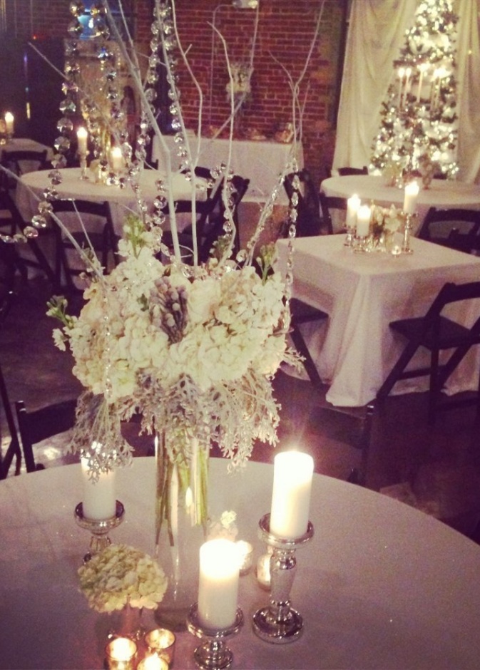 الزينة الزهرية لطاولات حفلات الزفاف الشتوية المستخدم فيها الزهور أو الورود البيضاء