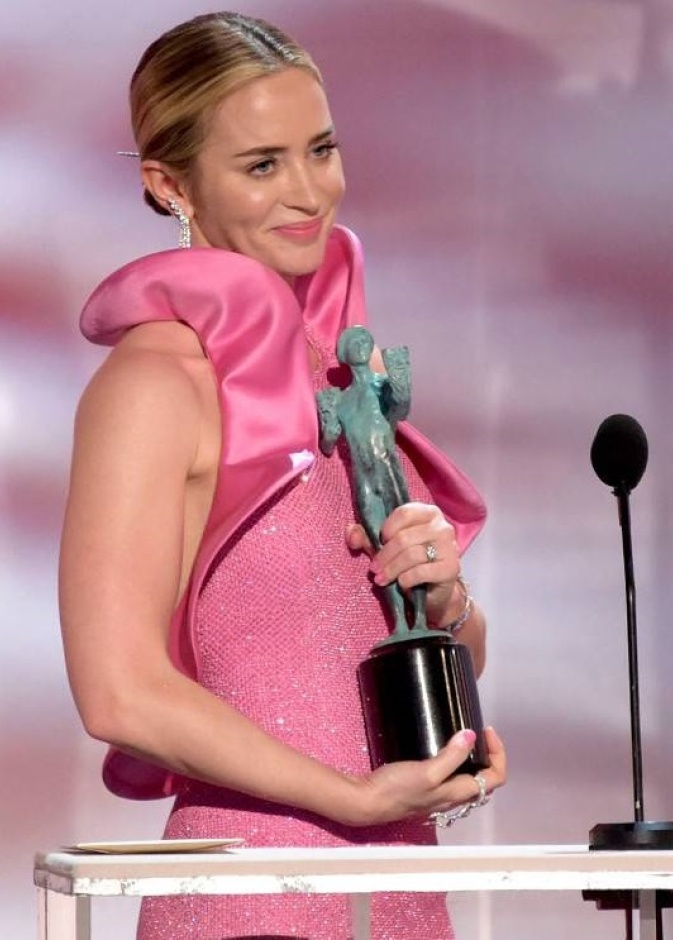 إيميلي بلانت تستلم جائزتها في SAG Awards 2019