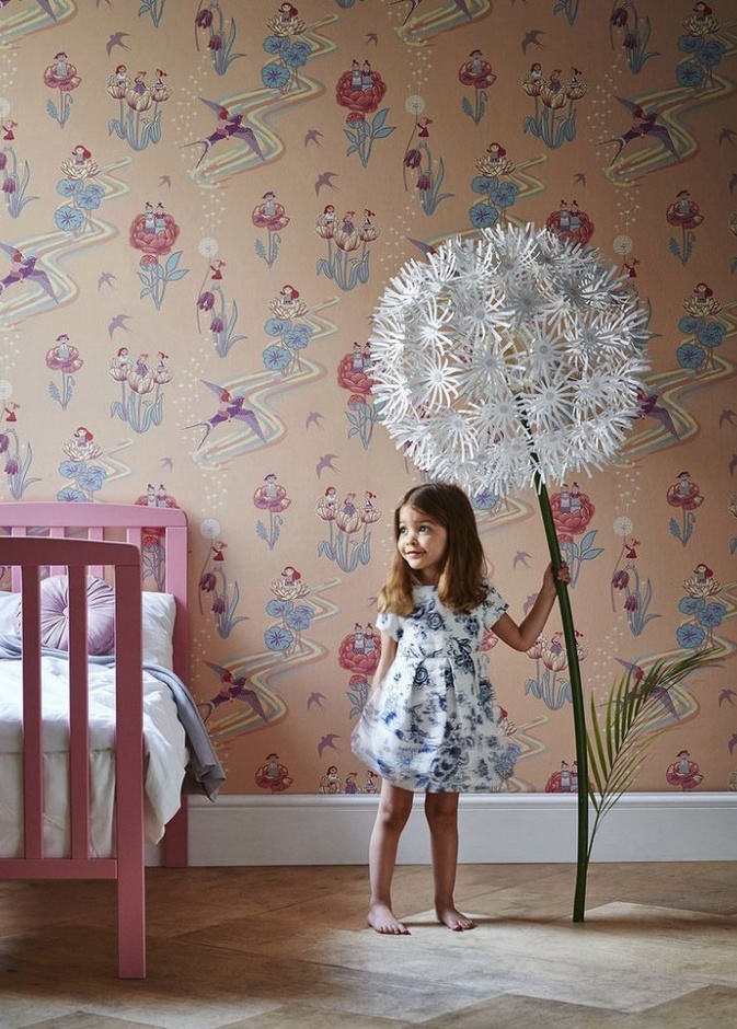 حكايات ترسم على ورق جدران غرفة أطفال بالأبيض والأسود