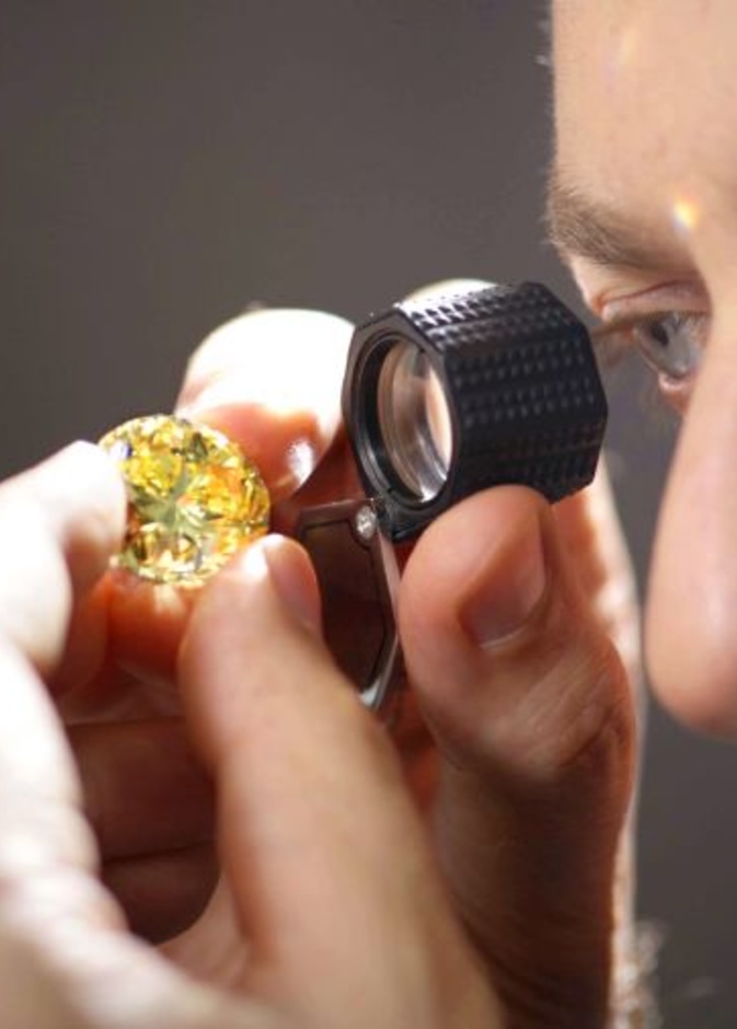 دار Mouawad تصنع من جوهرة خام ألماسةَ "معوّض دراغون"