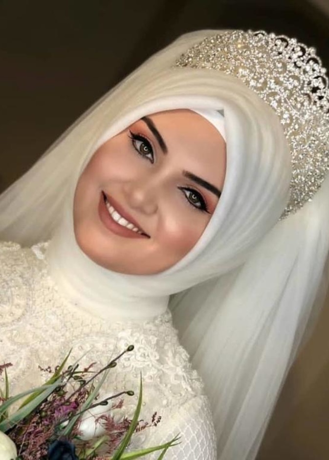 موضة ارتداء التاج لا تقتصر فقط على العرائس اللواتي لا يرتدين الحجاب