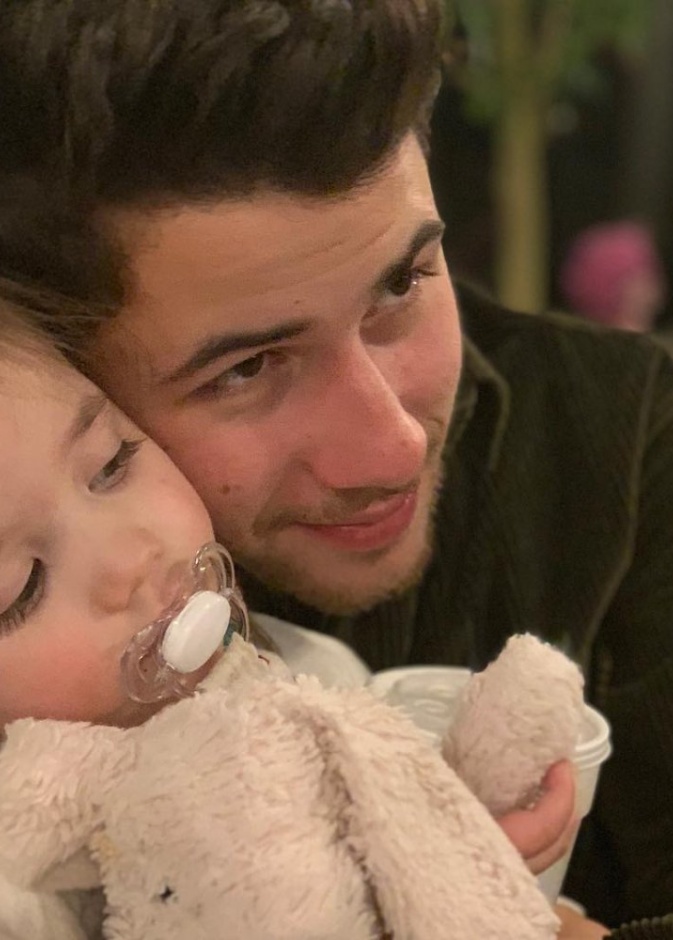 نيك جوناس يظهر حبه للأطفال عبر نشر صورة مع ابنة أخيه ڤالنتينا