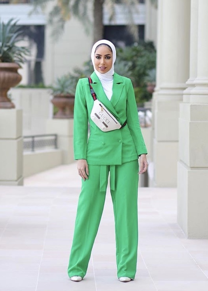 تألقت مدونة الموضة ظهيرة ببدلة مفصلة بلون وردي زاهي